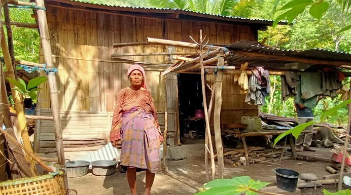 Tinggal di Rumah Reyot, Dua Janda Tua di Alor Tak Dapat PKH dan BST Oma Aizah Dursaha sedang berdiri membelakangi rumahnya di RT 5 RW 4 Desa Alila Timur Kecamatan Kabola, Kabupaten Alor, NTT.