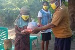 Ketua Fraksi Golkar DPRD Alor Azer Laupada Bagi Sembako untuk Lansia Ketua Fraksi Partai Golkar DPRD Alor Azer D. Laupada, SH, membagi sembako dan masker kepada Lansia terdampak Covid-19 di Desa Pailelang, Kecamatan Alor Barat Daya, Kamis (11/6).