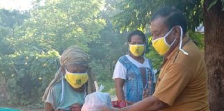 Ketua Fraksi Golkar DPRD Alor Azer Laupada Bagi Sembako untuk Lansia Ketua Fraksi Partai Golkar DPRD Alor Azer D. Laupada, SH, membagi sembako dan masker kepada Lansia terdampak Covid-19 di Desa Pailelang, Kecamatan Alor Barat Daya, Kamis (11/6).