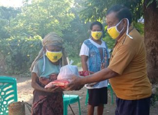 Ketua Fraksi Golkar DPRD Alor Azer Laupada Bagi Sembako untuk Lansia Ketua Fraksi Partai Golkar DPRD Alor Azer D. Laupada, SH, membagi sembako dan masker kepada Lansia terdampak Covid-19 di Desa Pailelang, Kecamatan Alor Barat Daya, Kamis (11/6).