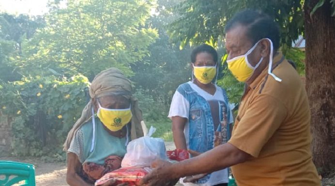 Ketua Fraksi Golkar DPRD Alor Azer Laupada Bagi Sembako untuk Lansia Ketua Fraksi Partai Golkar DPRD Alor Azer D. Laupada, SH, membagi sembako dan masker kepada Lansia terdampak Covid-19 di Desa Pailelang, Kecamatan Alor Barat Daya, Kamis (11/6).