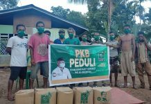 Sumbang 450 Paket Sembako di Alor NTT, Ketum PKB: Ini Solidaritas Partai untuk Bangsa Anggota DPRD Alor asal PKB Ernes Mandela Mokoni membagikan Sembako sumbangan Ketum DPP PKB Muhaimin Iskandar di Desa Tuleng Kecamatan Lembur, Senin (1/6) siang.