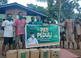 Sumbang 450 Paket Sembako di Alor NTT, Ketum PKB: Ini Solidaritas Partai untuk Bangsa Anggota DPRD Alor asal PKB Ernes Mandela Mokoni membagikan Sembako sumbangan Ketum DPP PKB Muhaimin Iskandar di Desa Tuleng Kecamatan Lembur, Senin (1/6) siang.