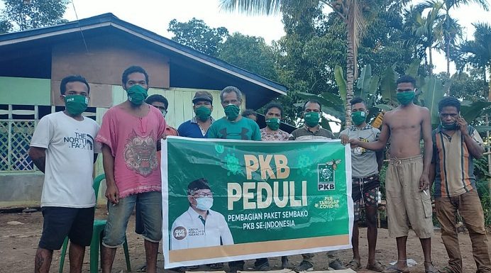 Sumbang 450 Paket Sembako di Alor NTT, Ketum PKB: Ini Solidaritas Partai untuk Bangsa Anggota DPRD Alor asal PKB Ernes Mandela Mokoni membagikan Sembako sumbangan Ketum DPP PKB Muhaimin Iskandar di Desa Tuleng Kecamatan Lembur, Senin (1/6) siang.