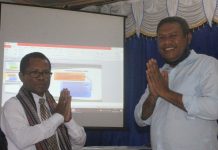 Fredrik Kande Raih Doktor Pertama Untrib, Rektor: Untrib Juga Bisa Rektor Untrib Alvons Gorang (kanan) memberikan cendera mata selendang kepada Doktor Fredrik Abia Kande, usai siaran langsung ujian terbuka doktor di aula kampus Untrib Kalabahi, Rabu (3/6) siang.