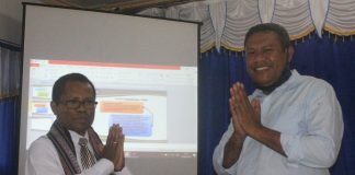 Fredrik Kande Raih Doktor Pertama Untrib, Rektor: Untrib Juga Bisa Rektor Untrib Alvons Gorang (kanan) memberikan cendera mata selendang kepada Doktor Fredrik Abia Kande, usai siaran langsung ujian terbuka doktor di aula kampus Untrib Kalabahi, Rabu (3/6) siang.