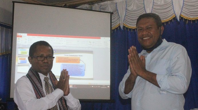 Fredrik Kande Raih Doktor Pertama Untrib, Rektor: Untrib Juga Bisa Rektor Untrib Alvons Gorang (kanan) memberikan cendera mata selendang kepada Doktor Fredrik Abia Kande, usai siaran langsung ujian terbuka doktor di aula kampus Untrib Kalabahi, Rabu (3/6) siang.