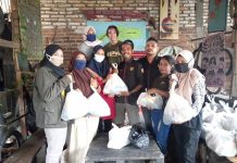 Hipma Yogyakarta Dapat Bantuan Dana Covid-19 Rp 15 Juta dari Pemkab Alor Anggota HIPMA Yogyakarta pose bersama usai menerima bantuan sembako sumbangan Pemkab Alor, Rabu (24/6) di Sekretariat HIPMA, Yogyakarta.