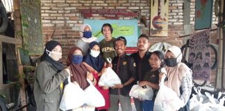 Hipma Yogyakarta Dapat Bantuan Dana Covid-19 Rp 15 Juta dari Pemkab Alor Anggota HIPMA Yogyakarta pose bersama usai menerima bantuan sembako sumbangan Pemkab Alor, Rabu (24/6) di Sekretariat HIPMA, Yogyakarta.