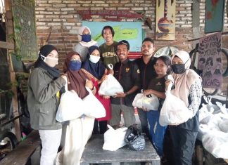 Hipma Yogyakarta Dapat Bantuan Dana Covid-19 Rp 15 Juta dari Pemkab Alor Anggota HIPMA Yogyakarta pose bersama usai menerima bantuan sembako sumbangan Pemkab Alor, Rabu (24/6) di Sekretariat HIPMA, Yogyakarta.
