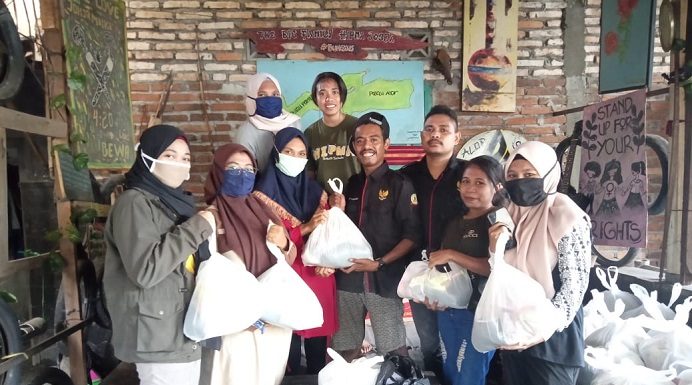 Hipma Yogyakarta Dapat Bantuan Dana Covid-19 Rp 15 Juta dari Pemkab Alor Anggota HIPMA Yogyakarta pose bersama usai menerima bantuan sembako sumbangan Pemkab Alor, Rabu (24/6) di Sekretariat HIPMA, Yogyakarta.