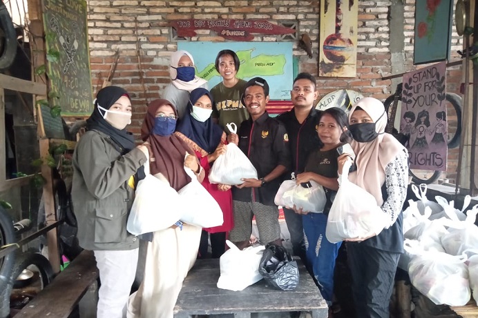 Anggota HIPMA Yogyakarta pose bersama usai menerima bantuan sembako sumbangan Pemkab Alor, Rabu (24/6) di Sekretariat HIPMA, Yogyakarta.