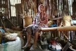 Video: Rumah Janda Tua Tak Layak Huni di Alor NTT Oma Aizah Dursaha sedang duduk di dalam rumahnya.
