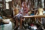 Bertahun-tahun Tinggal di Rumah Reyot, Dua Janda Tua di Alor Butuh Bantuan Rumah Oma Aizah Dursaha sedang duduk di dalam rumahnya.
