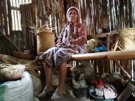 Bertahun-tahun Tinggal di Rumah Reyot, Dua Janda Tua di Alor Butuh Bantuan Rumah Oma Aizah Dursaha sedang duduk di dalam rumahnya.