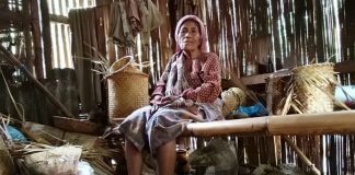 Bertahun-tahun Tinggal di Rumah Reyot, Dua Janda Tua di Alor Butuh Bantuan Rumah Oma Aizah Dursaha sedang duduk di dalam rumahnya.