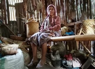 Bertahun-tahun Tinggal di Rumah Reyot, Dua Janda Tua di Alor Butuh Bantuan Rumah Oma Aizah Dursaha sedang duduk di dalam rumahnya.
