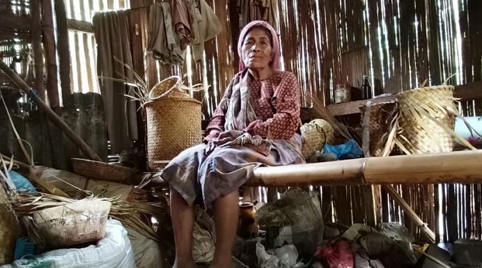 Bertahun-tahun Tinggal di Rumah Reyot, Dua Janda Tua di Alor Butuh Bantuan Rumah Oma Aizah Dursaha sedang duduk di dalam rumahnya.