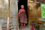 Viral, Bantuan Bahan Renovasi Rumah Dua Janda Tua di Alor Berdatangan Oma Aizah Dursaha sedang berdiri di rumahnya di RT 5 RW 4 Desa Alila Timur Kecamatan Kabola, Kabupaten Alor, NTT.