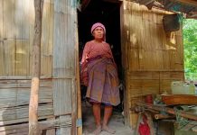 Viral, Bantuan Bahan Renovasi Rumah Dua Janda Tua di Alor Berdatangan Oma Aizah Dursaha sedang berdiri di rumahnya di RT 5 RW 4 Desa Alila Timur Kecamatan Kabola, Kabupaten Alor, NTT.