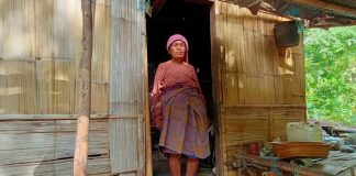 Viral, Bantuan Bahan Renovasi Rumah Dua Janda Tua di Alor Berdatangan Oma Aizah Dursaha sedang berdiri di rumahnya di RT 5 RW 4 Desa Alila Timur Kecamatan Kabola, Kabupaten Alor, NTT.