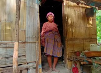 Viral, Bantuan Bahan Renovasi Rumah Dua Janda Tua di Alor Berdatangan Oma Aizah Dursaha sedang berdiri di rumahnya di RT 5 RW 4 Desa Alila Timur Kecamatan Kabola, Kabupaten Alor, NTT.