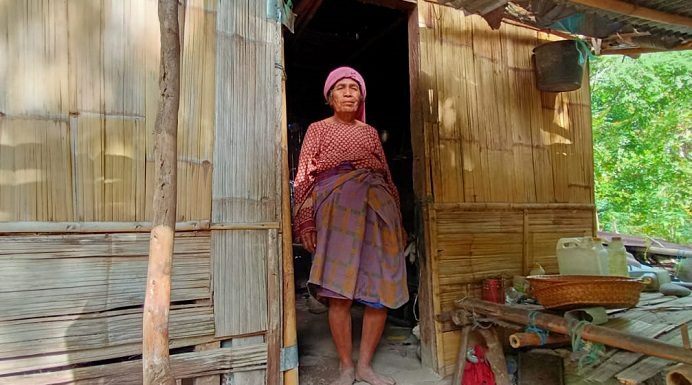 Viral, Bantuan Bahan Renovasi Rumah Dua Janda Tua di Alor Berdatangan Oma Aizah Dursaha sedang berdiri di rumahnya di RT 5 RW 4 Desa Alila Timur Kecamatan Kabola, Kabupaten Alor, NTT.