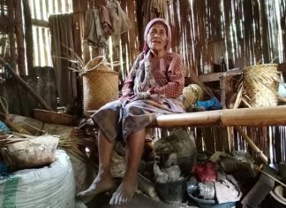 Video: Rumah Janda Tua Tak Layak Huni di Alor NTT Oma Aizah Dursaha sedang duduk di dalam rumahnya.