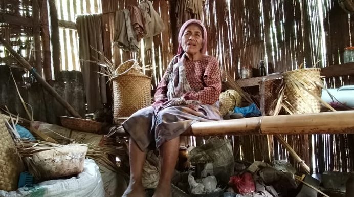 Video: Rumah Janda Tua Tak Layak Huni di Alor NTT Oma Aizah Dursaha sedang duduk di dalam rumahnya.