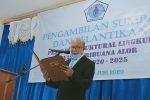 Yayasan Tribuana Alor Lantik Pejabat Struktural, Pembina Pesan Jadilah Hamba Ketua Yayasan Tribuana Alor Permenas Lamma Kolly, SE sedang membacakan naskah sumpa jabatan pada pelantikan Pejabat Struktural Yayasan Periode 2020-2025, Jumat (19/6) di aula kampus Untrib, Kalabahi.
