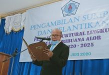 Yayasan Tribuana Alor Lantik Pejabat Struktural, Pembina Pesan Jadilah Hamba Ketua Yayasan Tribuana Alor Permenas Lamma Kolly, SE sedang membacakan naskah sumpa jabatan pada pelantikan Pejabat Struktural Yayasan Periode 2020-2025, Jumat (19/6) di aula kampus Untrib, Kalabahi.