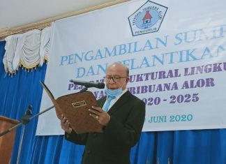 Yayasan Tribuana Alor Lantik Pejabat Struktural, Pembina Pesan Jadilah Hamba Ketua Yayasan Tribuana Alor Permenas Lamma Kolly, SE sedang membacakan naskah sumpa jabatan pada pelantikan Pejabat Struktural Yayasan Periode 2020-2025, Jumat (19/6) di aula kampus Untrib, Kalabahi.
