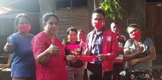 Ketua PSI Alor Bagi 1000 Masker Sumbangan DPP Ketua DPD PSI Kabupaten Alor Dony Menase Mooy, S.Pd, membagi Masker sumbangan DPP PSI, di Kelurahan Kalabahi Timur, Kamis (18/6) pagi.