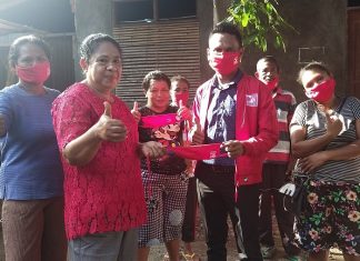 Ketua PSI Alor Bagi 1000 Masker Sumbangan DPP Ketua DPD PSI Kabupaten Alor Dony Menase Mooy, S.Pd, membagi Masker sumbangan DPP PSI, di Kelurahan Kalabahi Timur, Kamis (18/6) pagi.