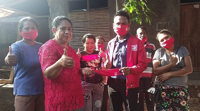 Ketua PSI Alor Bagi 1000 Masker Sumbangan DPP Ketua DPD PSI Kabupaten Alor Dony Menase Mooy, S.Pd, membagi Masker sumbangan DPP PSI, di Kelurahan Kalabahi Timur, Kamis (18/6) pagi.
