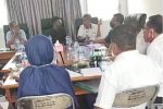 Komisi I DPRD Alor Minta Pemerintah Perketat Bantuan Beasiswa Daerah Ketua Komisi I Dony Mooy (kedua dari kiri, baju coklat tua) dan Sekretaris Komisi Karel Lapenangga (kanan baju putih) memimpin Rapat Komisi bersama Plt Kepala BKSDM Alor Maria Jafra, S.Sos (berkerudung, duduk berbalik kamera), Rabu (10/6) di gedung DPRD, Batunirwala.