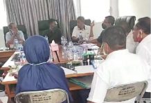 Komisi I DPRD Alor Minta Pemerintah Perketat Bantuan Beasiswa Daerah Ketua Komisi I Dony Mooy (kedua dari kiri, baju coklat tua) dan Sekretaris Komisi Karel Lapenangga (kanan baju putih) memimpin Rapat Komisi bersama Plt Kepala BKSDM Alor Maria Jafra, S.Sos (berkerudung, duduk berbalik kamera), Rabu (10/6) di gedung DPRD, Batunirwala.