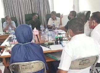 Komisi I DPRD Alor Minta Pemerintah Perketat Bantuan Beasiswa Daerah Ketua Komisi I Dony Mooy (kedua dari kiri, baju coklat tua) dan Sekretaris Komisi Karel Lapenangga (kanan baju putih) memimpin Rapat Komisi bersama Plt Kepala BKSDM Alor Maria Jafra, S.Sos (berkerudung, duduk berbalik kamera), Rabu (10/6) di gedung DPRD, Batunirwala.