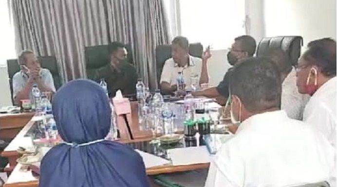 Komisi I DPRD Alor Minta Pemerintah Perketat Bantuan Beasiswa Daerah Ketua Komisi I Dony Mooy (kedua dari kiri, baju coklat tua) dan Sekretaris Komisi Karel Lapenangga (kanan baju putih) memimpin Rapat Komisi bersama Plt Kepala BKSDM Alor Maria Jafra, S.Sos (berkerudung, duduk berbalik kamera), Rabu (10/6) di gedung DPRD, Batunirwala.