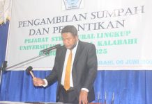 26 Pejabat Struktural Untrib Dilantik, Rektor Pesan Tingkatkan Kinerja Rektor Untrib Kalabahi Alvons F. Gorang, S.Sos.,MM mengetuk palu usai memimpin acara pengambilan sumpah 26 pejabat struktural Untrib, Sabtu (6/6) di Aula Kampus Untrib, Kalabahi.mengsahkan