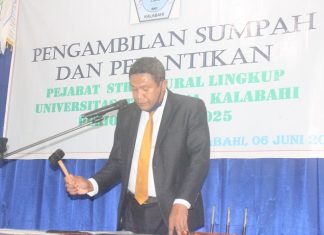 26 Pejabat Struktural Untrib Dilantik, Rektor Pesan Tingkatkan Kinerja Rektor Untrib Kalabahi Alvons F. Gorang, S.Sos.,MM mengetuk palu usai memimpin acara pengambilan sumpah 26 pejabat struktural Untrib, Sabtu (6/6) di Aula Kampus Untrib, Kalabahi.mengsahkan