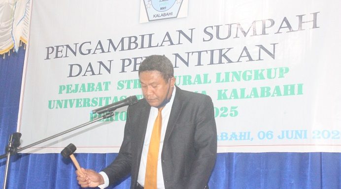 26 Pejabat Struktural Untrib Dilantik, Rektor Pesan Tingkatkan Kinerja Rektor Untrib Kalabahi Alvons F. Gorang, S.Sos.,MM mengetuk palu usai memimpin acara pengambilan sumpah 26 pejabat struktural Untrib, Sabtu (6/6) di Aula Kampus Untrib, Kalabahi.mengsahkan