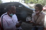 Sekda Alor Beberkan Kesiapan Satgas Covid-19 Hadapi New Normal Sekda Alor Sony Alelang (kiri) diwawancarai wartawan tribuanapos.net, Jumat (5/6) di Sekretariat Satgas Covid-19 Alor, kantor BPBD, Kalabahi Kota