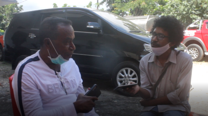 Sekda Alor Beberkan Kesiapan Satgas Covid-19 Hadapi New Normal Sekda Alor Sony Alelang (kiri) diwawancarai wartawan tribuanapos.net, Jumat (5/6) di Sekretariat Satgas Covid-19 Alor, kantor BPBD, Kalabahi Kota