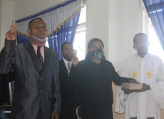 Ini Nama 26 Pejabat Struktural Untrib yang Dilantik, 75% Perempuan Wakil Rektor I Adolfina Oualeng, S.Th.,M.Th PAK (tengah) dan Wakil Rektor II Elia Maruli, SE., MM (kiri) sedang mengangkat sumpah jabatan pada pelantikan 26 pejabat struktural Untrib, Sabtu (6/6) di aula kampus Untrib Kalabahi.