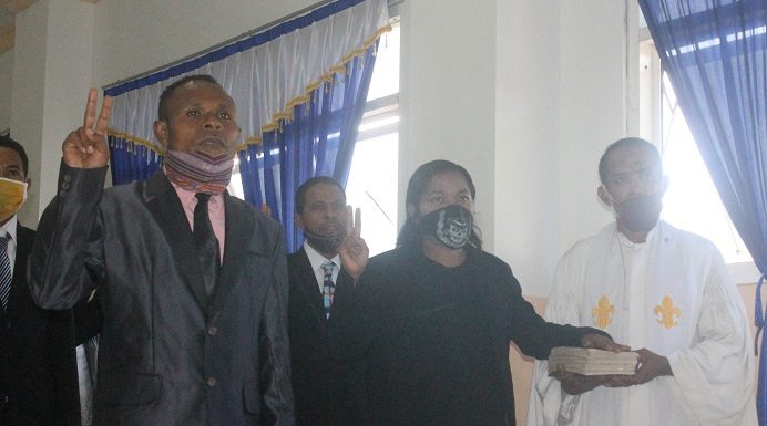Ini Nama 26 Pejabat Struktural Untrib yang Dilantik, 75% Perempuan Wakil Rektor I Adolfina Oualeng, S.Th.,M.Th PAK (tengah) dan Wakil Rektor II Elia Maruli, SE., MM (kiri) sedang mengangkat sumpah jabatan pada pelantikan 26 pejabat struktural Untrib, Sabtu (6/6) di aula kampus Untrib Kalabahi.