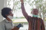 Dinsos Alor Tak Ada Dana Data Penerima BST dan JPS Covid-19 Kepala Dinas Sosial Y.O. Buling (angkat tangan) ketika diwawancarai tribuanapos.net, Kamis (11/6) di gedung DPRD, Batunirwala.