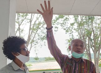 Dinsos Alor Tak Ada Dana Data Penerima BST dan JPS Covid-19 Kepala Dinas Sosial Y.O. Buling (angkat tangan) ketika diwawancarai tribuanapos.net, Kamis (11/6) di gedung DPRD, Batunirwala.