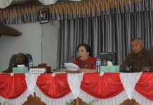 Dianggap Tidak Mendukung Tugas DPRD, Ketua DPRD Alor Surati Bupati Tarik Daud Dolpaly dari Jabatan Sekwan Wakil Ketua I DPRD Alor Yulius Mantaon (kiri), Ketua DPRD Enny Anggrek (tengah) dan Wakil Ketua II Sulaiman Singh, ketika memimpin sidang Paripurna DPRD waktu lalu.
