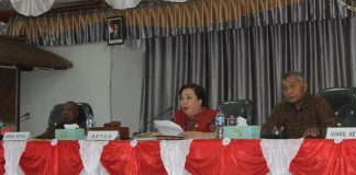 Dianggap Tidak Mendukung Tugas DPRD, Ketua DPRD Alor Surati Bupati Tarik Daud Dolpaly dari Jabatan Sekwan Wakil Ketua I DPRD Alor Yulius Mantaon (kiri), Ketua DPRD Enny Anggrek (tengah) dan Wakil Ketua II Sulaiman Singh, ketika memimpin sidang Paripurna DPRD waktu lalu.